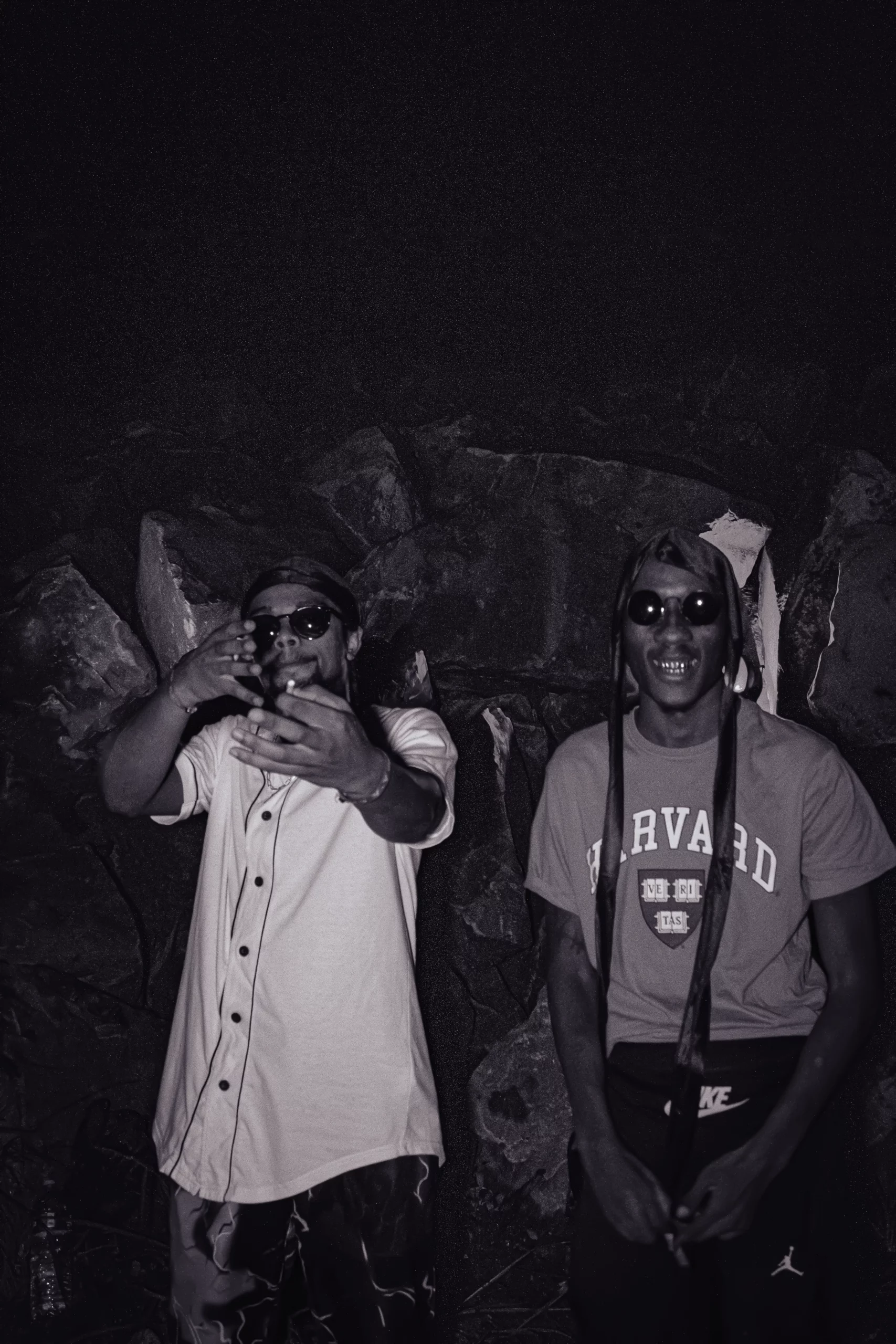 Duo rap en noir et blanc, style underground avec lunettes noires et attitude street.