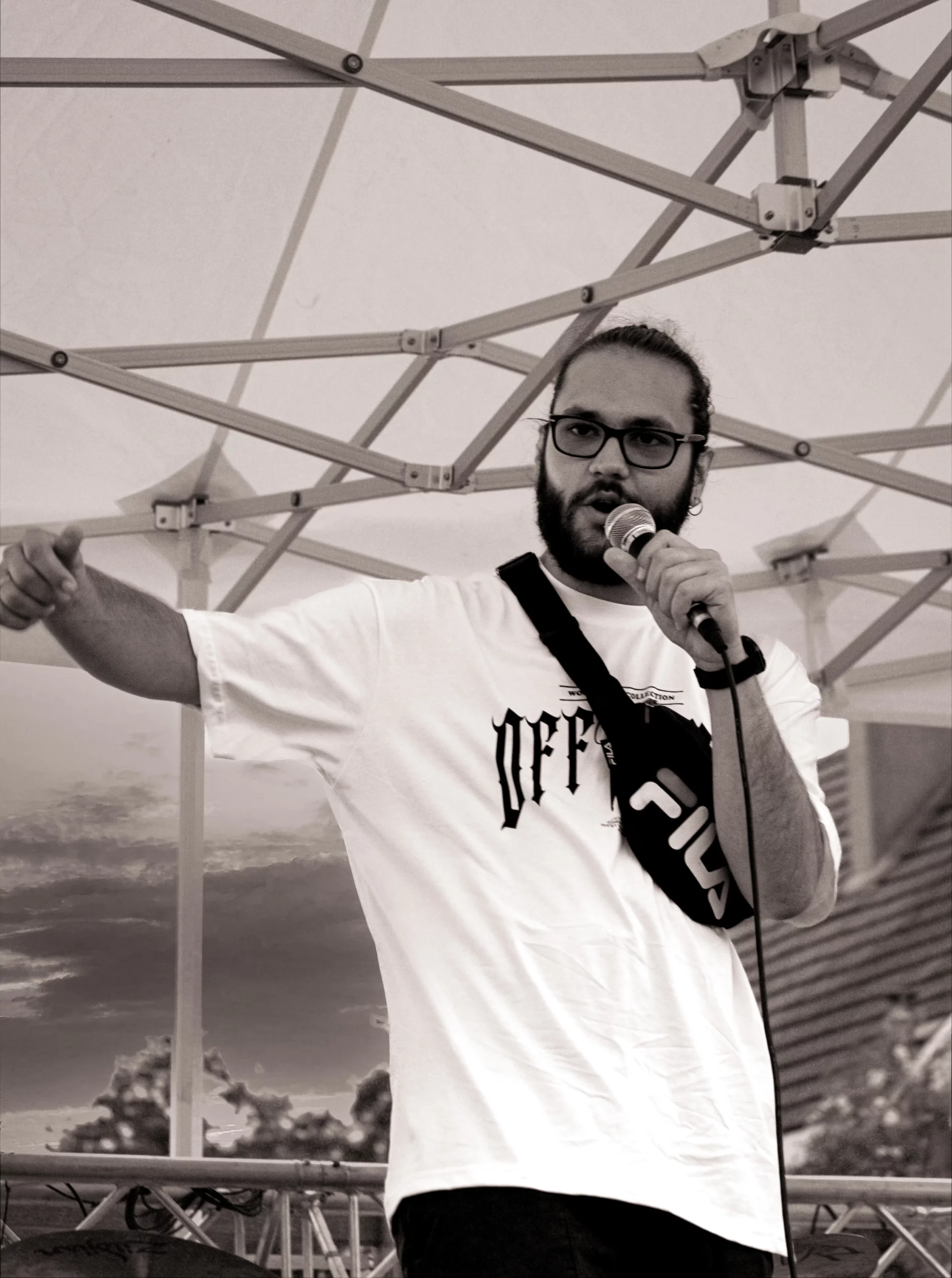 Photo d’un rappeur sur scène, captée en noir et blanc, alliant intensité et esthétique urbaine.