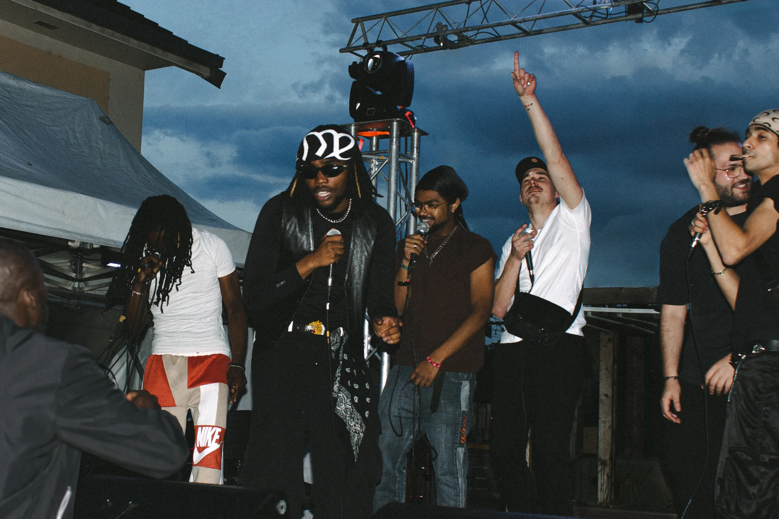 Photo d’un collectif rap en concert, captée avec intensité, énergie et ambiance urbaine unique.