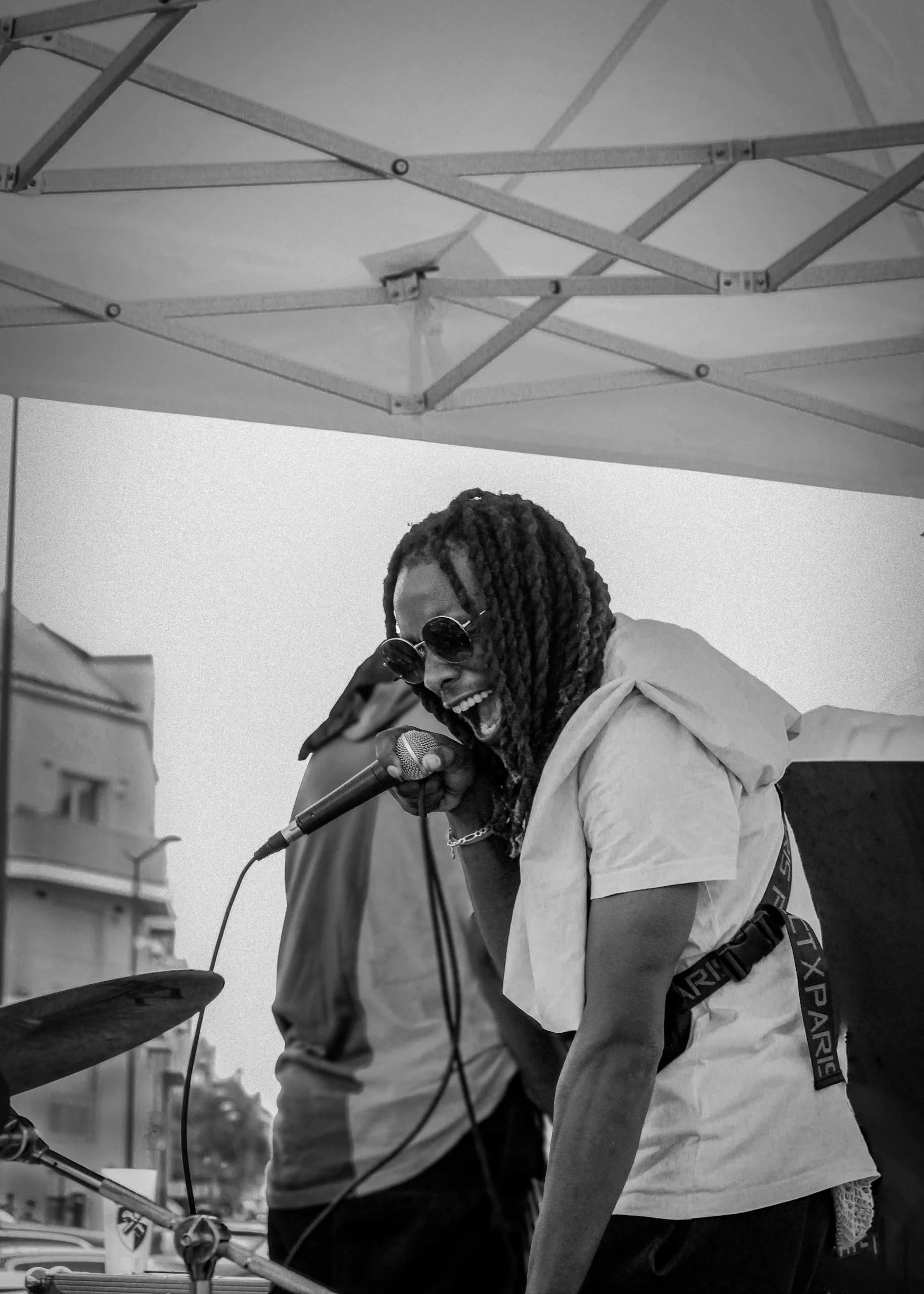 Portrait live d’un rappeur en concert, capté en noir et blanc pour une intensité artistique unique.