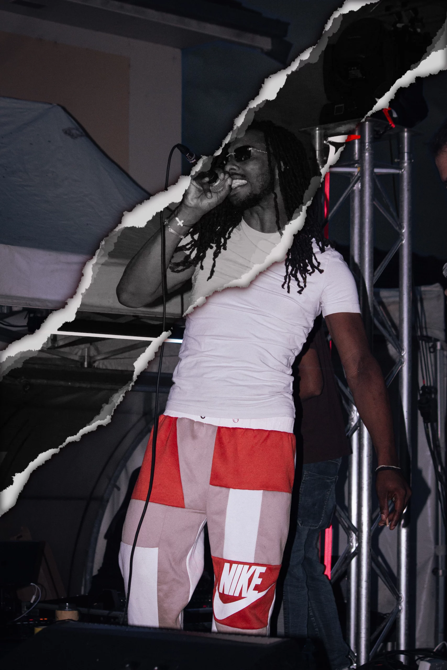Portrait de rappeur en concert, photo urbaine au style artistique marqué et énergie hip-hop.