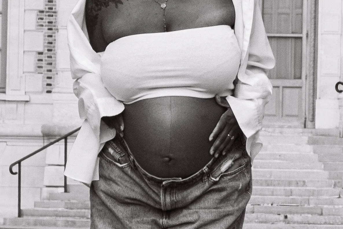 Photographie d'une femme enceinte qui se tient le ventre.