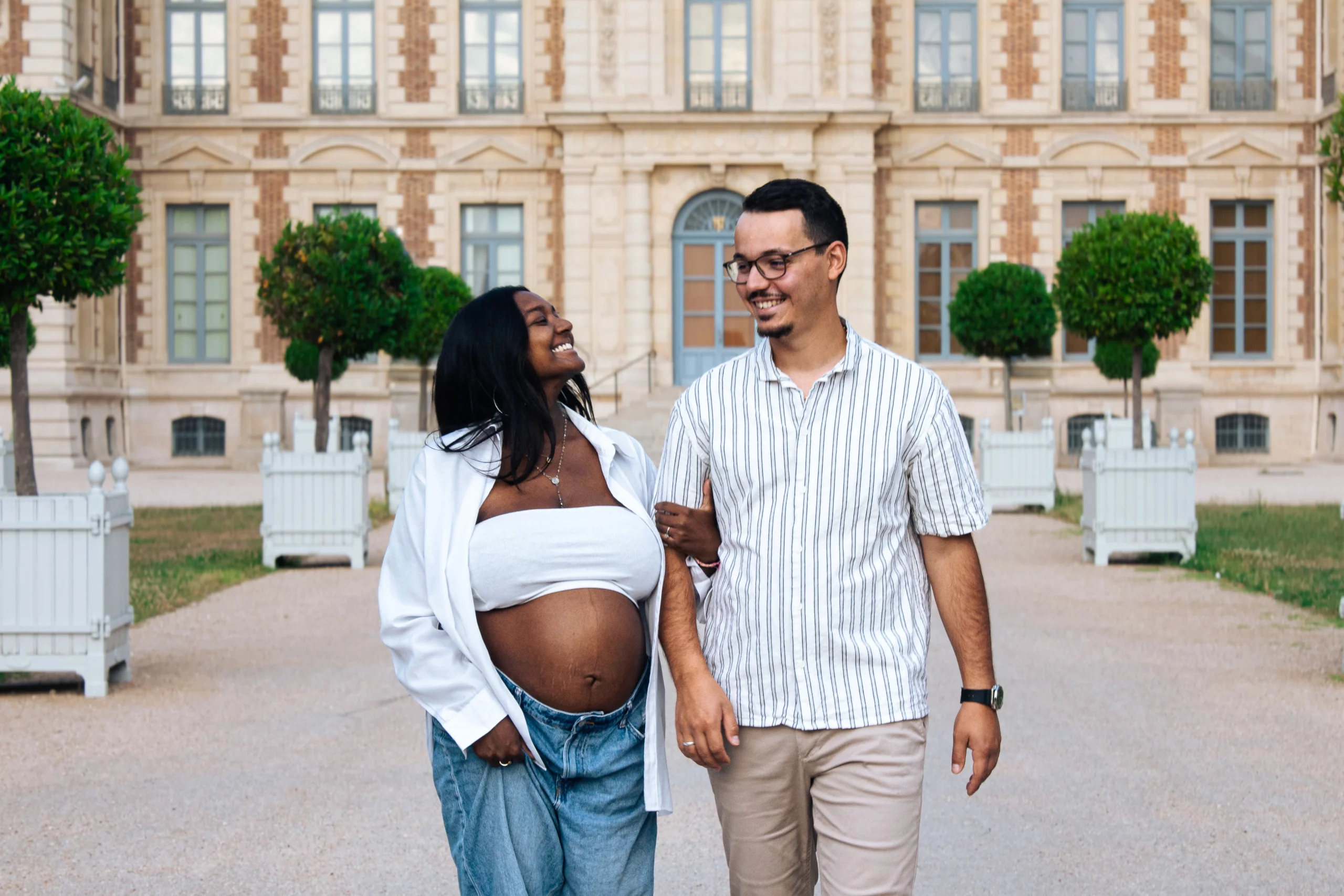 Photographie d'un couple heureux et souriant au Parc de Sceaux.