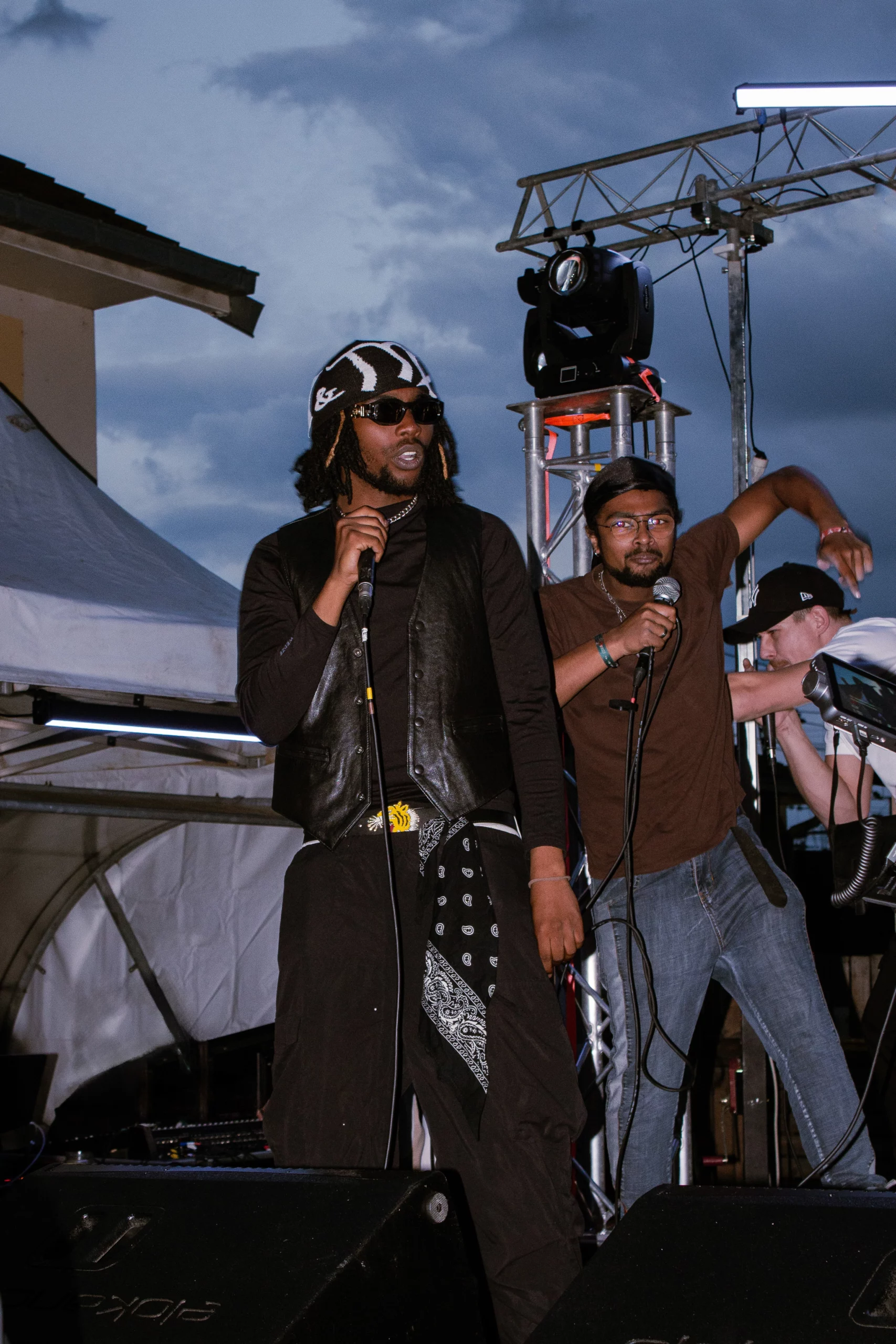 Photo d’un rappeur sur scène, énergie hip-hop et performance live captée dans l’instant.