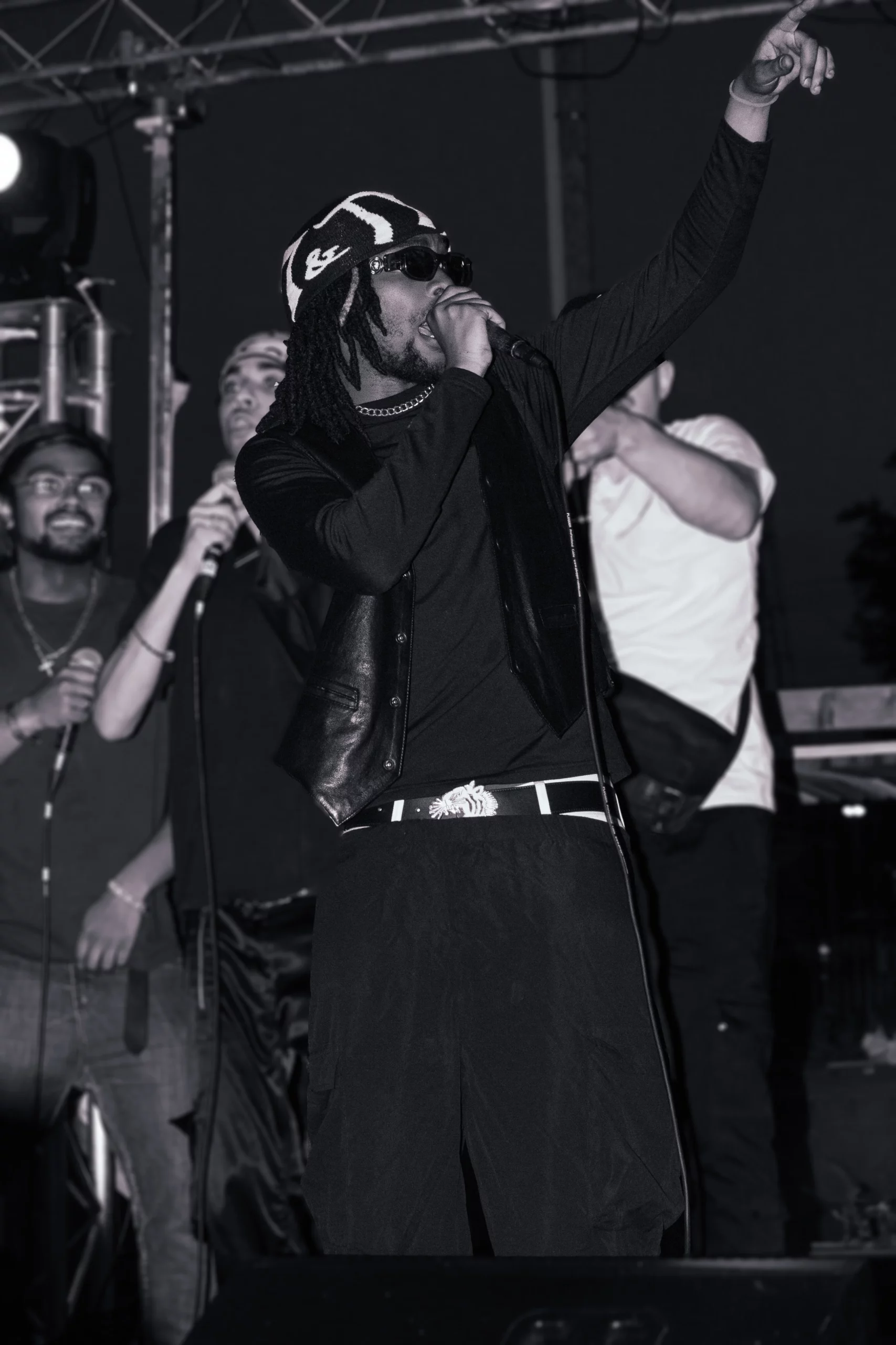Performance live capturée en noir et blanc, ambiance rap, concert et photographie de scène.