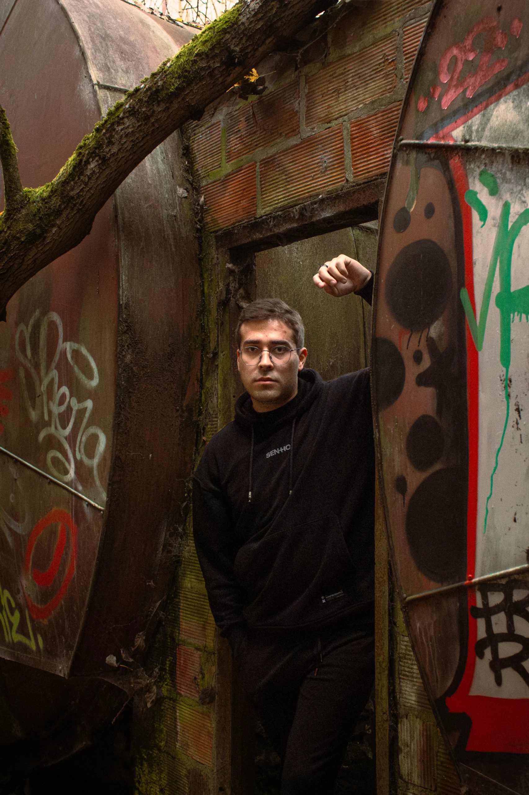 Photographie d'un homme dans un lieu d'urbex.