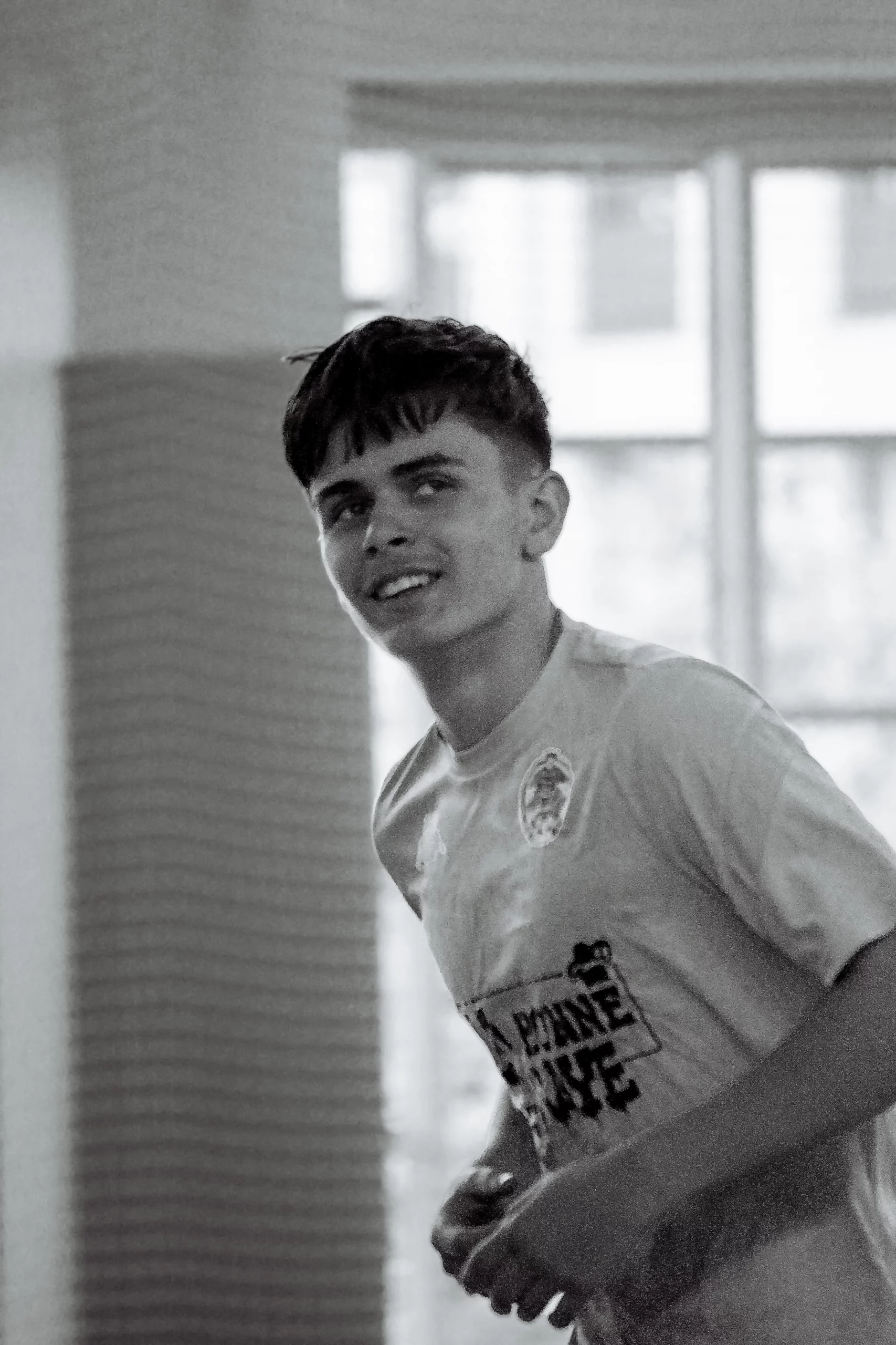 Photographie portrait d'un joueur de futsal en noir et blanc.