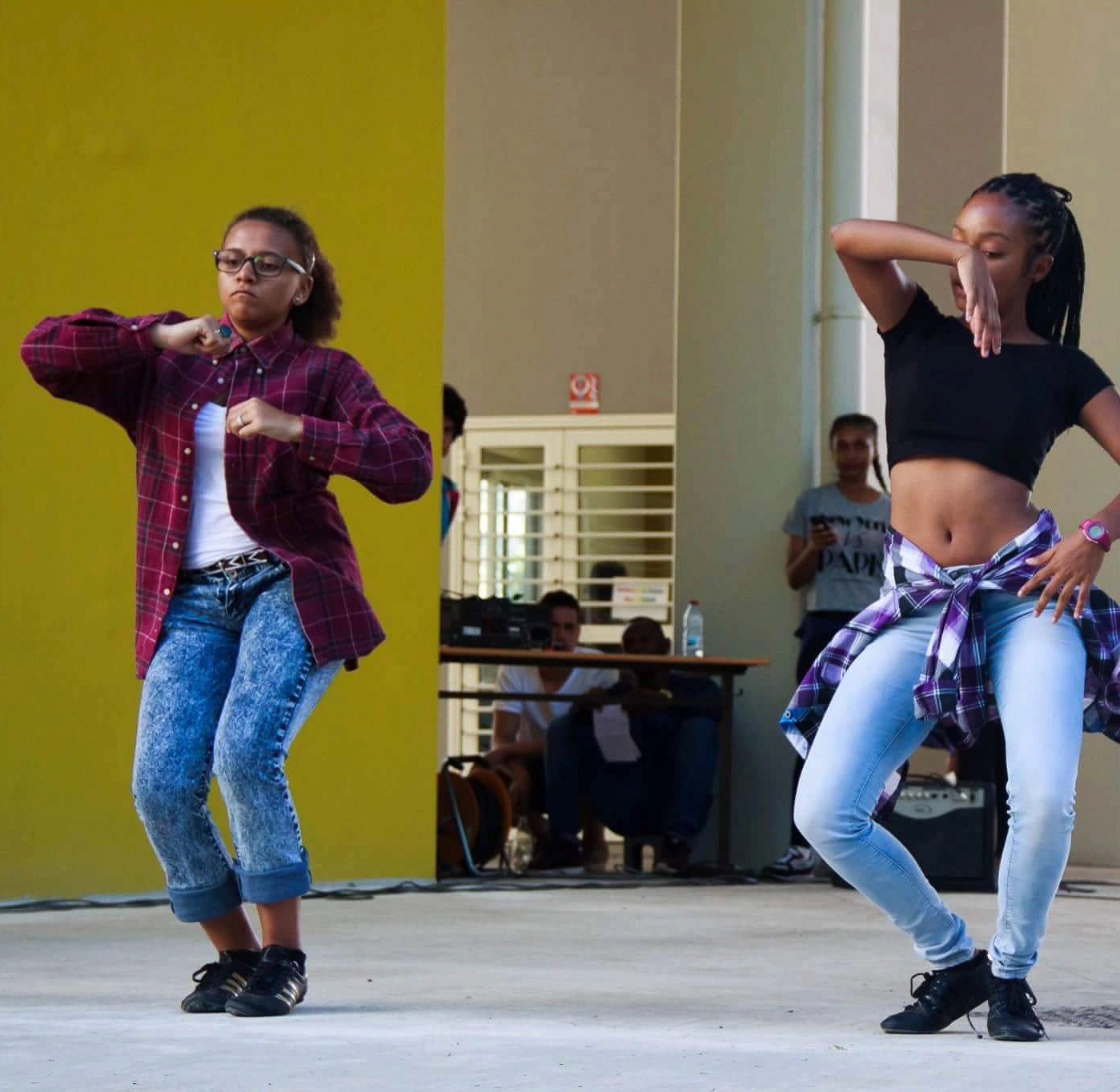 Photographie de deux amies en train de danser lors d'un spectacle de lycée.